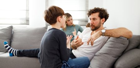 الخوف من جرح مشاعر الأطفال يدفع كثيرًا من الآباء لاستخدام الكذب كوسيلة للحماية لكن الخبراء يحذرون من أثره الخفي على ثقة الصغار ونموهم العاطفي