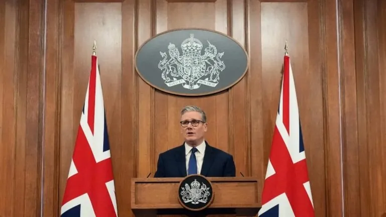 خطاب كير ستارمر يعكس قلق بريطانيا من التورط في حرب إيران بينما يحاول طمأنة الداخل بخطة غامضة للخروج أقوى وسط تصاعد المخاوف من اتساع النزاع