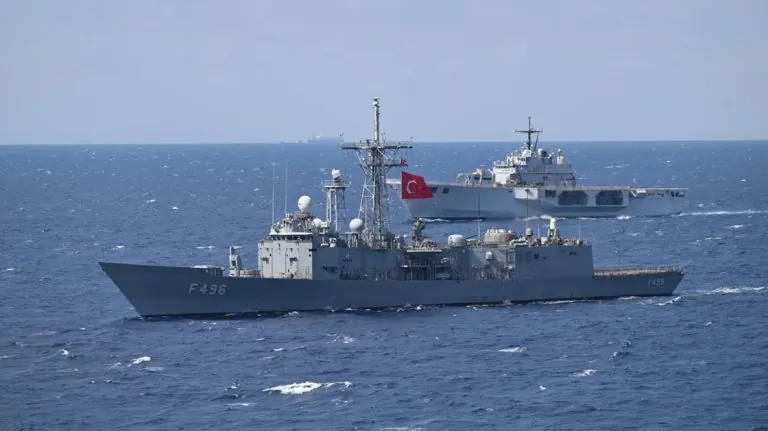 تصاعد سباق النفوذ في شرق المتوسط مع رهان أنقرة على حاملة طائرات ضخمة تعيد رسم توازن القوى وتثير قلق خصومها وسط تحالفات إسرائيلية يونانية متشابكة