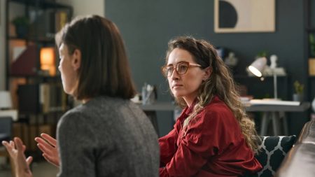 في زمن يتغير بسرعة مذهلة يكشف علم النفس أن الذكاء الحقيقي لا يكمن في الثبات على الرأي بل في القدرة على مراجعة القناعات والتطور مع كل فكرة جديدة