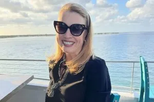 امرأة من فلوريدا تواجه صراعًا طويلًا مع سرطانات متعددة بعد إصابتها بفيروس من زوجها لتتحول معاناتها إلى دعوة مؤثرة للتوعية بلقاح يحمي من المصير ذاته