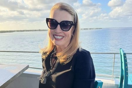 امرأة من فلوريدا تواجه صراعًا طويلًا مع سرطانات متعددة بعد إصابتها بفيروس من زوجها لتتحول معاناتها إلى دعوة مؤثرة للتوعية بلقاح يحمي من المصير ذاته