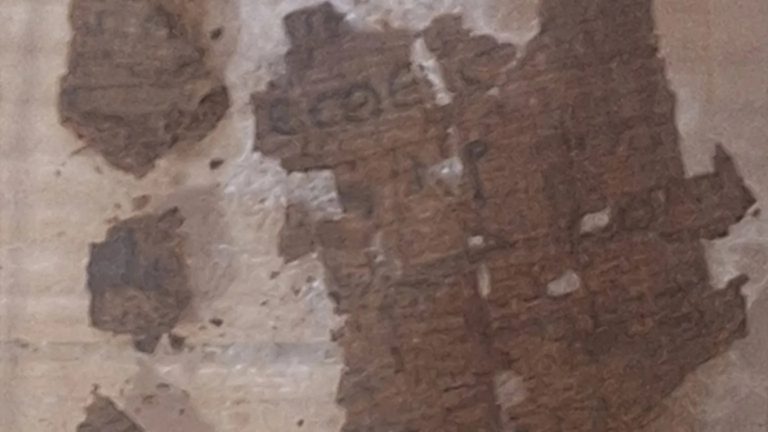 بين رُفات مومياء من العصر الروماني في صعيد مصر يكشف العلماء عن ورق بردي يتضمن مقطعًا من الإلياذة لهوميروس في اكتشاف يربط بين الطقوس والموروث الإنساني القديم