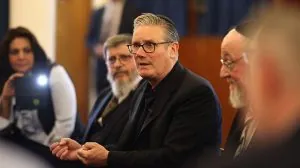 تصاعد القلق في بريطانيا مع تحذير كير ستارمر من خطر جماعات مدعومة من إيران بعد محاولة حرق كنيس يهودي واتهامات تربط الهجمات بتوترات الشرق الأوسط