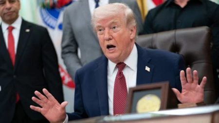 تفاقم التوتر في مضيق هرمز بعد إعلان ترامب أن نيرانًا إيرانية استهدفت سفنًا غربية بينما تتجه الأنظار إلى محادثات سلام هشة في إسلام آباد