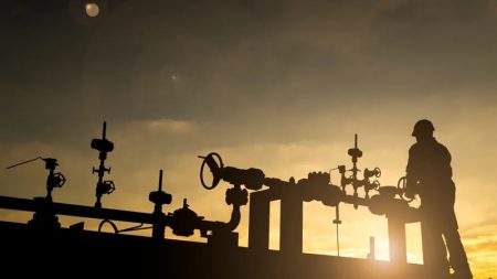 مؤشرات انتعاش في قطاع الطاقة الليبي بعد إعلان اكتشافات نفطية وغازية جديدة مع شركاء دوليين تثير توقعات بعودة الاستثمارات واستقرار الإنتاج