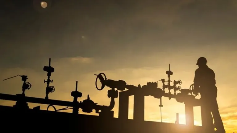 مؤشرات انتعاش في قطاع الطاقة الليبي بعد إعلان اكتشافات نفطية وغازية جديدة مع شركاء دوليين تثير توقعات بعودة الاستثمارات واستقرار الإنتاج