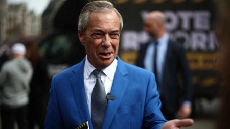 من بودابست إلى لندن.. كيف يهدد سقوط أوربان شبكات ‘حزب الإصلاح’ ونفوذ نايجل فاراج؟ سقوط أوربان يترك فراغًا داخل شبكة فكرية امتدت من بودابست إلى لندن، وسط تساؤلات عن مستقبل تحالف محافظ كان يطمح لإعادة رسم ملامح اليمين الغربي