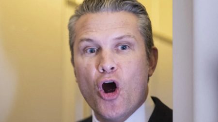 من شاشات هوليوود إلى منصات البنتاغون.. كيف ورّط ‘تارانتينو’ وزير الحرب الأمريكي في فضيحة دينية؟ جدل داخل البنتاغون بعد أن تلا وزير الحرب الأميركي اقتباسًا مزيفًا من فيلم شهير على أنه آية إنجيلية ما أثار تساؤلات حول تداخل الدين بالسياسة العسكرية