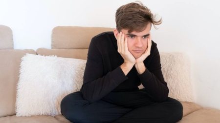 تشير أبحاث جديدة إلى أن الشعور المتكرر بالملل قد يكون إشارة خفية لذكاء مرتفع وعقل يبحث عن تحديات أعمق تحوّل الروتين إلى فرصة للنمو الذهني