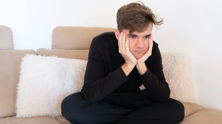 تشير أبحاث جديدة إلى أن الشعور المتكرر بالملل قد يكون إشارة خفية لذكاء مرتفع وعقل يبحث عن تحديات أعمق تحوّل الروتين إلى فرصة للنمو الذهني