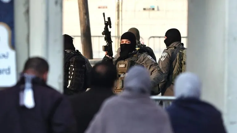 شهادات تكشف كيف تتحول الانتهاكات الجنسانية إلى أداة تهجير بصمت في الضفة الغربية حيث تدفع التهديدات والخوف عائلات بأكملها لترك منازلها بحثًا عن الأمان