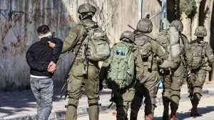 صورة لجندي إسرائيلي يستخدم معتقلًا فلسطينيًا للترويج لمتجر مجوهرات تثير غضبًا واسعًا على الإنترنت وتفتح تساؤلات حول تكرار الانتهاكات الموثقة بالكاميرا