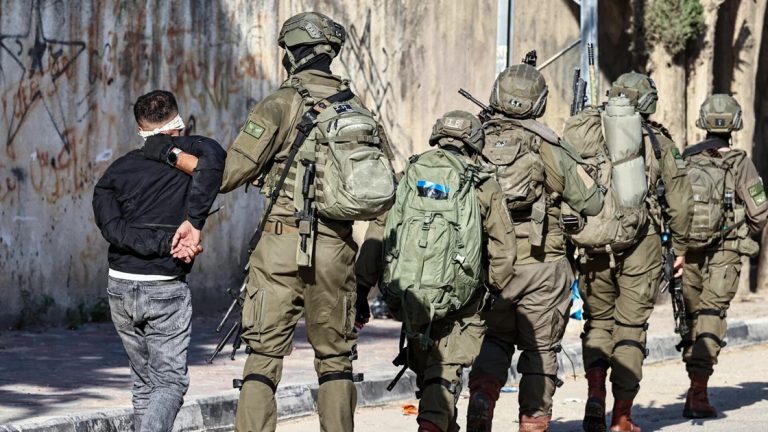 صورة لجندي إسرائيلي يستخدم معتقلًا فلسطينيًا للترويج لمتجر مجوهرات تثير غضبًا واسعًا على الإنترنت وتفتح تساؤلات حول تكرار الانتهاكات الموثقة بالكاميرا