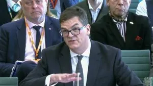 تراجع الثقة يطارد الحكومة البريطانية مع تصاعد الغضب من قرارات كير ستارمر التي هزّت حزب العمال