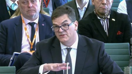 تراجع الثقة يطارد الحكومة البريطانية مع تصاعد الغضب من قرارات كير ستارمر التي هزّت حزب العمال