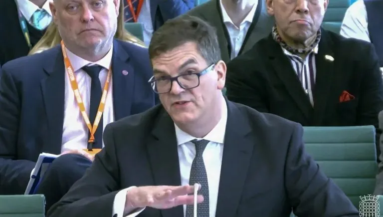 تراجع الثقة يطارد الحكومة البريطانية مع تصاعد الغضب من قرارات كير ستارمر التي هزّت حزب العمال