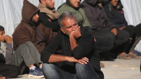 تصاعد التوتر في مفاوضات القاهرة بعد رفض حماس مقترحًا مدعومًا من واشنطن لنزع السلاح وسط مخاوف من تفكك داخلي ومشهد إنساني يزداد قتامة في غزة