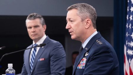 تحركات عسكرية أمريكية تمتد إلى المحيطين الهندي والهادئ لاعتراض السفن الداعمة لإيران تثير تساؤلات حول موقف الصين وتداعيات التصعيد على أمن الملاحة العالمي