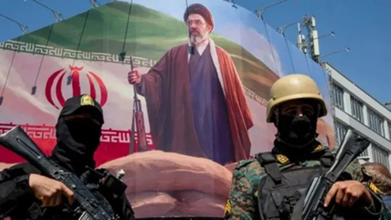 توتر غير مسبوق في طهران بعد أنباء عن احتجاز الحرس الثوري لمجتبى خامنئي وسط صراع غامض على السلطة يهدد بانقلاب داخلي يبدّل موازين الحكم في إيران