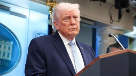 تبدو الهدنة بين طهران وواشنطن على حافة الانهيار مع تصاعد التوتر في هرمز ولبنان بينما يترقب العالم ما إذا كان ترامب ونتنياهو سيغامران بجولة حرب جديدة