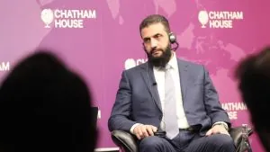 بين دعوات لتجنّب حرب جديدة واحتجاجات تتهمه بإعادة إنتاج القمع، يحاول الرئيس السوري أحمد الشرع تقديم صورة لبلاده تبحث عن استقرار مفقود وسط عواصف السياسة والدم.