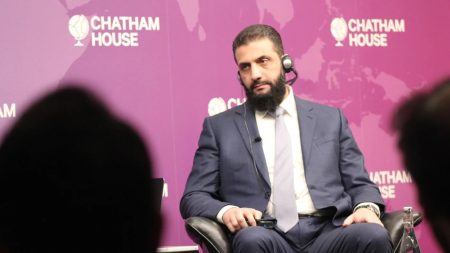 بين دعوات لتجنّب حرب جديدة واحتجاجات تتهمه بإعادة إنتاج القمع، يحاول الرئيس السوري أحمد الشرع تقديم صورة لبلاده تبحث عن استقرار مفقود وسط عواصف السياسة والدم.