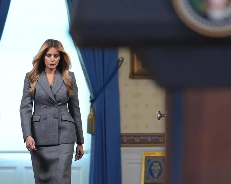 “نفي يثير الشكوك”: كيف تحول نفي ميلانيا ترامب لعلاقتها بـ جيفري إبستين إلى “تأكيد على علاقتها به”؟ تصريحات ميلانيا ترامب عن علاقتها المنفية بجيفري إبستين تفتح بابًا جديدًا من الجدل داخل البيت الأبيض وتثير تساؤلات حول دوافع توقيت البيان وموقف الرئيس منها