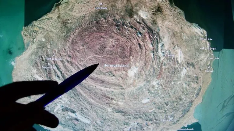 تزايد التحركات العسكرية الأميركية نحو الخليج يثير تساؤلات حول كلفة غزو محتمل لإيران وسط تضاريس وعرة قد تحول أي هجوم إلى مأزق طويل الأمد