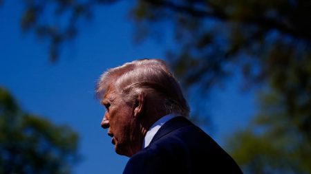 “تجاوز الخطوط الحمراء”: ترامب يصف قادة إيران بـ “الحيوانات”ويحدد 8 مساءً موعداً لـ “يوم محطات الطاقة” في إيران تصاعد التوتر بين واشنطن وطهران مع تهديد ترامب بتدمير البنية التحتية الإيرانية يثير مخاوف من تجاوز الخطوط الحمراء وعودة شبح المواجهة المفتوحة