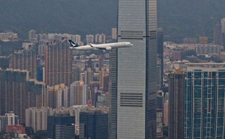 ضغوط نقص وقود الطائرات وارتفاع أسعاره تدفع شركات الطيران العالمية لتقليص رحلاتها وسط قلق متزايد من شلل محتمل في حركة السفر الجوية