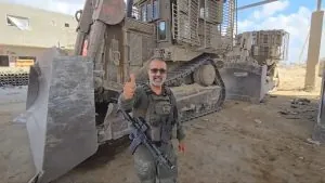 جدل واسع يرافق اختيار الحاخام الذي اشتهر بتسوية منازل الفلسطينيين ليحمل شعلة يوم الاستقلال الإسرائيلي وسط تساؤلات عن معنى التكريم في ظل جراح غزة