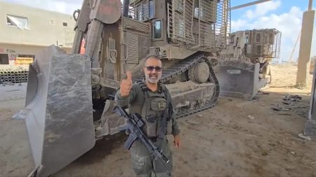 جدل واسع يرافق اختيار الحاخام الذي اشتهر بتسوية منازل الفلسطينيين ليحمل شعلة يوم الاستقلال الإسرائيلي وسط تساؤلات عن معنى التكريم في ظل جراح غزة