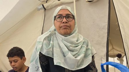 بين ركام غزة تبحث أم عن أثر لابنها الغائب منذ شهور فيما يتزايد عدد الأطفال المفقودين وسط صمت يضاعف خوف العائلات من المجهول