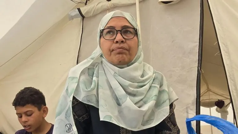 بين ركام غزة تبحث أم عن أثر لابنها الغائب منذ شهور فيما يتزايد عدد الأطفال المفقودين وسط صمت يضاعف خوف العائلات من المجهول