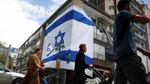 “خيانة الحليف”: كواليس انصياع نتنياهو لـ “هدنة ترامب” مع إيران وصدمة المعارضة من “الاستسلام الدبلوماسي” غضب واسع يجتاح إسرائيل بعد اتفاق وقف النار مع إيران وسط اتهامات لنتنياهو بالفشل الدبلوماسي والعسكري وتزايد المخاوف من تدهور مكانة البلاد أمنيًا وسياسيًا