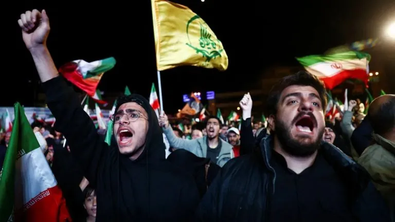 هدنة قصيرة بين واشنطن وطهران تفتح بابًا هشًا لتفاوض قد يعيد رسم موازين القوة في الشرق الأوسط وسط ترقب دولي وحذر من انهيار سريع للاتفاق