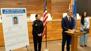 القبض على سيدة من كانساس سيتي في فلوريدا بعد يوم واحد من إدراجها على قائمة "العشرة الأكثر طلبًا" لمكتب التحقيقات الفيدرالي