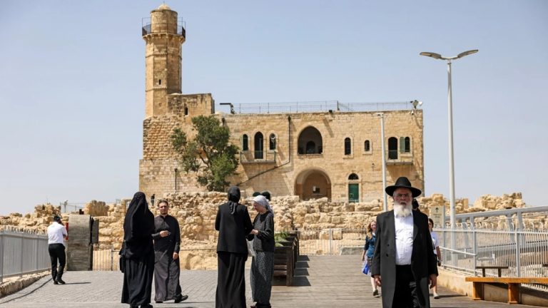 إسرائيل تصادر أراضي مقام النبي صموئيل.. كيف تحوّل “علم الآثار” إلى سلاح إسرائيلي لضم الضفة والقدس؟ إسرائيل تصادر أراضي تضم مقام النبي صموئيل قرب القدس