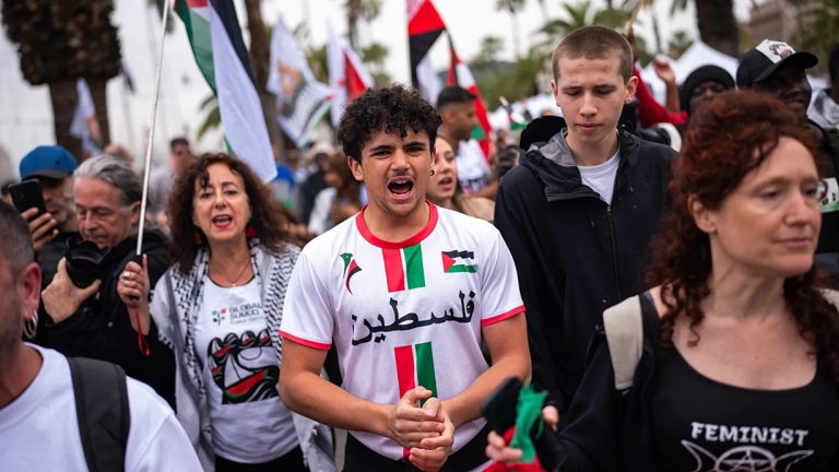 إسرائيل تتهم حكومة سانشيز بـ “النفاق” بعد سحل نشطاء أسطول غزة في إسبانيا! تصاعد التوتر بين إسرائيل وإسبانيا بعد انتقاد تل أبيب عنف شرطة الباسك ضد مستقبلي ناشطي أسطول غزة في مطار بلباو وفتح تحقيق بالواقعة