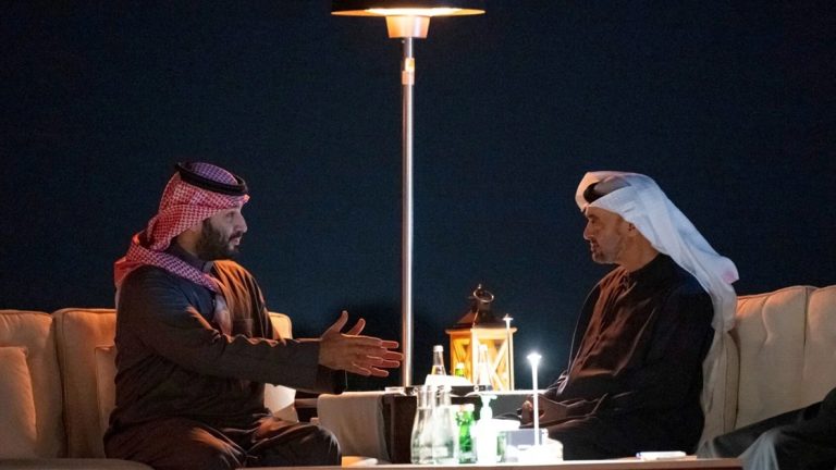 تصاعد التوتر بين السعودية والإمارات يكشف صراعاً عميقاً على النفوذ والطاقة وقيادة الشرق الأوسط