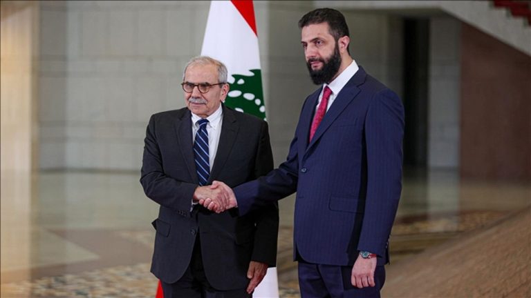 رسائل قصر الشعب.. لماذا يقلق الرئيس السوري “أحمد الشرع” من محادثات “نواف سلام” مع إسرائيل؟ تثير محادثات بيروت المباشرة مع إسرائيل قلق دمشق من مسار منفرد قد يضعف أوراقها التفاوضية