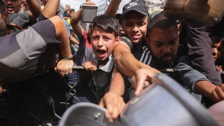 تحذيرات من تراجع حاد بمساعدات غزة.. وإسرائيل تحيي “النموذج العسكري” المدعوم أمريكياً تحذيرات فلسطينية من تراجع خطير في دخول مساعدات غزة بسبب القيود الإسرائيلية،