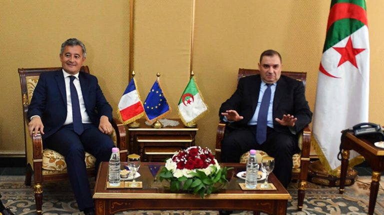 بين الإفراج عن “غليز” وتسليم المعارضين.. كواليس ساعتين ونصف من المفاوضات الساخنة بين تبون ودارمانان زيارة دارمانان إلى الجزائر تفتح باب استئناف التعاون القضائي مع باريس، وسط بحث ملفات حساسة بينها قضية الصحفي كريستوف غليز والأموال المستردة.