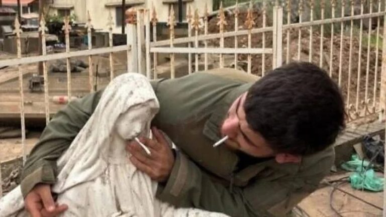 غضب في واشنطن.. نواب أمريكيون يهاجمون إسرائيل بعد فيديو “تمثال العذراء” في لبنان الجيش الإسرائيلي يفتح تحقيقًا بعد انتشار صورة لجندي يضع سيجارة في فم تمثال السيدة العذراء جنوب لبنان