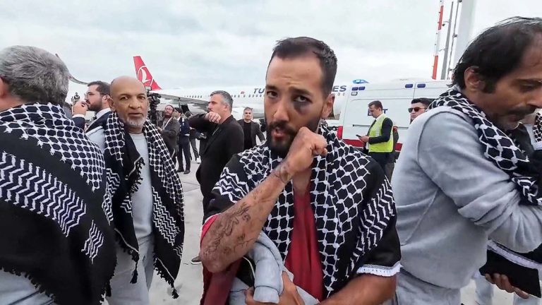 سادية وفيديو بن غفير.. شهادات صادمة لـ 430 ناشطاً رُحِّلوا بعد اقتحام أسطول غزة ناشطو أسطول الصمود يروون بعد ترحيلهم من إسرائيل تعرضهم للضرب والتعذيب والاعتداء الجنسي عقب اعتراض سفنهم المتجهة إلى غزة في المياه الدولية