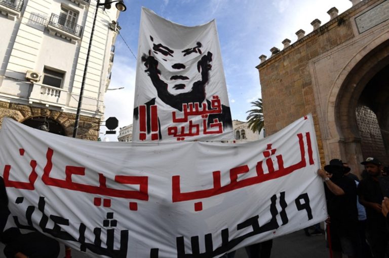 جمهورية المراسيم المقفلة: كيف يبتلع قطار قيس سعيّد لعام 2026 إرث “نوبل للسلام” وصحافة تونس الحرة؟ اعتقالات وتعليق أنشطة واتهامات بخنق الحريات في تونس