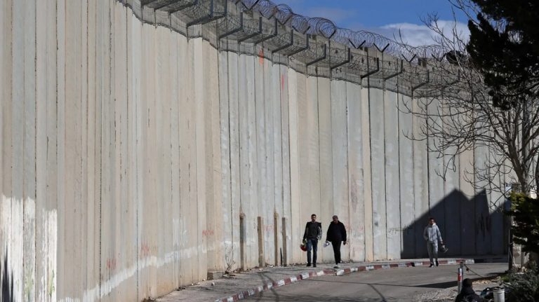 استشهاد عامل فلسطيني برصاص الجيش الإسرائيلي عند جدار الفصل شمال القدس يبرز تصاعد استهداف عمال الضفة الباحثين عن عمل بعد إلغاء التصاريح.