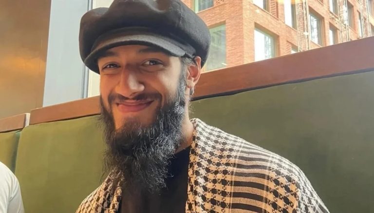 مأساة السجين محمد عمر خالد: كيف تحول سجن بريطاني إلى ساحة تعذيب لمرضى “الحثل العضلي”؟ معتقل من «فلسطين أكشن» مصاب بضمور عضلي يقول إن نقص الرعاية في سجن بريطاني أجبره على الزحف، فيما رُفض الإفراج عنه رغم تقارير طبية