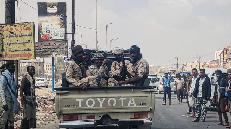 من المساجد إلى الجبهات: كيف أصبح السلفيون “القوة الضاربة” والعمود الفقري للجيش اليمني؟ انتقال السلفيون في اليمن من منابر الدعوة إلى قيادة جبهات عسكرية
